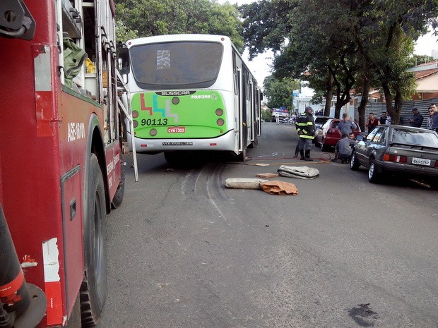 Ciclista morre atropelado na Rua Regente Feijó, em Piracicaba (Foto: Leon Botão/G1)