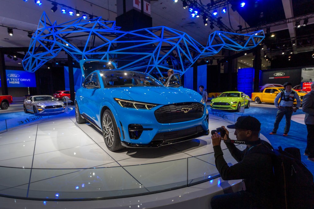 LOS ANGELES, CA - NOVEMBER 21: The electric Ford Mustang Mach-E is shown at AutoMobility LA on November 21, 2019 in Los Angeles, California. The four-day press and trade event precedes the Los Angeles Auto Show, which runs November 22 through December 1.  (Foto: Getty Images)