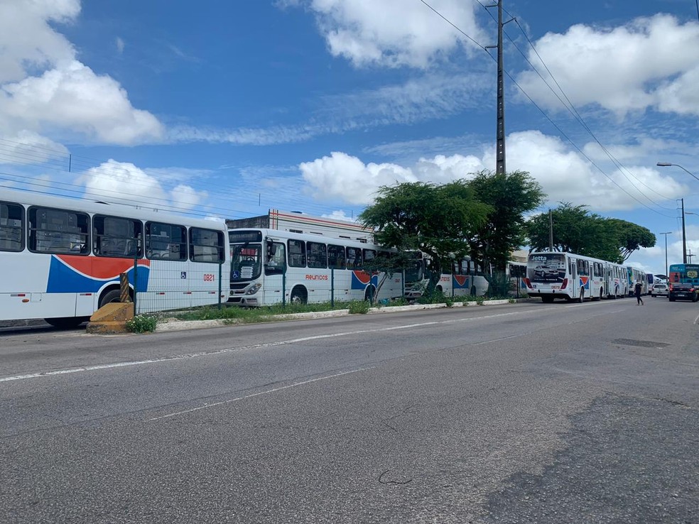 Ônibus paralisados na avenida Bernardo Vieira, durante protesto de motoristas em Natal — Foto: Mariana Rocha/Inter TV Cabugi