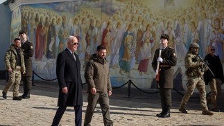 O presidente dos EUA, Joe Biden, se encontra com o presidente da Ucrânia, Volodymyr Zelensky, durante uma viagem não programada ao país em guerra em 20 de fevereiro de 2023 — Foto: REUTERS/Gleb Garanich