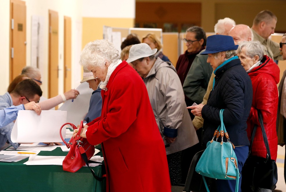Eleitores votam em Sopot, na PolÃ´nia, neste domingo (26) â€” Foto: REUTERS/Kacper Pempel