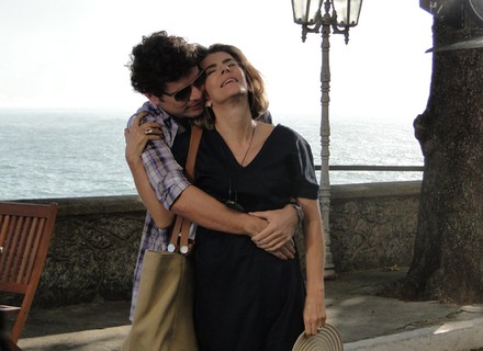 Maitê Proença e Daniel de Oliveira gravam cenas românticas em praias cariocas