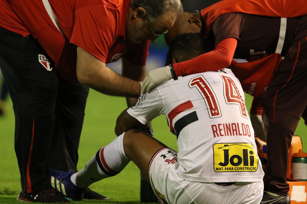 Reinaldo deixou a partida contra o Rosário Central com fortes dores na coxa (Foto: Rubens Chiri/saopaulofc.net)