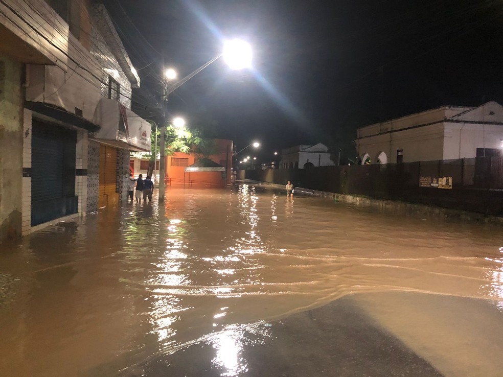 Ruas em Rio Largo, em Alagoas, estão alagadas depois das fortes chuvas — Foto: Carolina Sanches/TV Gazeta