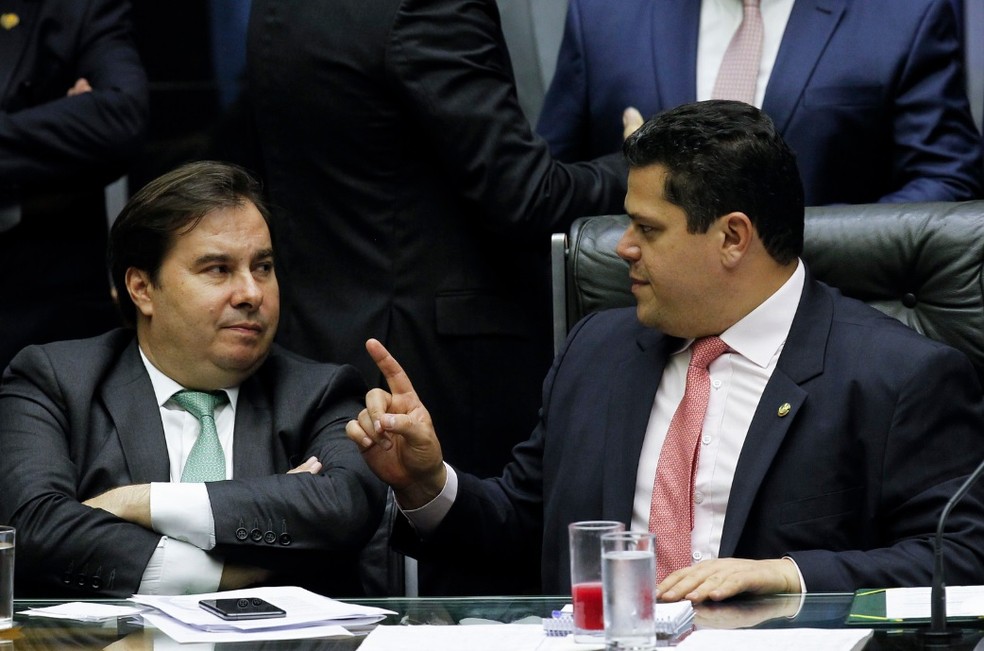 Os presidentes da Câmara, Rodrigo Maia (esq.), e do Senado, Davi Alcolumbre (dir.), durante a sessão do Congresso desta quarta (12) — Foto: Beto Barata/Agência Senado