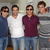 Chitãozinho e Xororó posam com elenco de série sobre a dupla; FOTOS