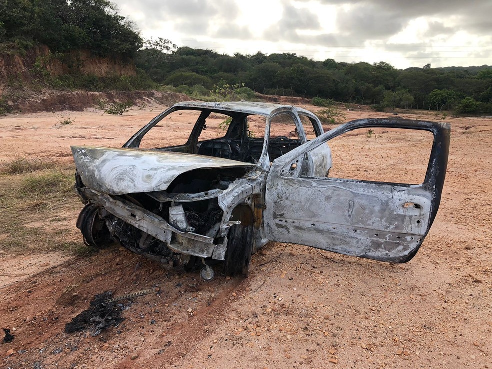 Carcaça de carro destruído pelo fogo após bater em mureta na BR-101 Norte foi deixada às margens da via. — Foto: Vinícius Marinho/Inter TV Cabugi