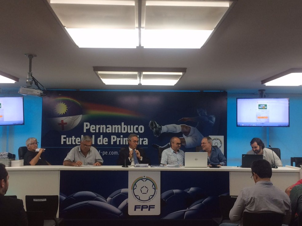 Reunião na FPF-PE definiu rumos do Pernambucano (Foto: Nathalia Dielu)
