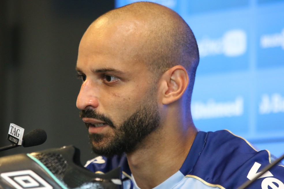Thaciano, meia do Grêmio, em entrevista coletiva — Foto: Eduardo Moura