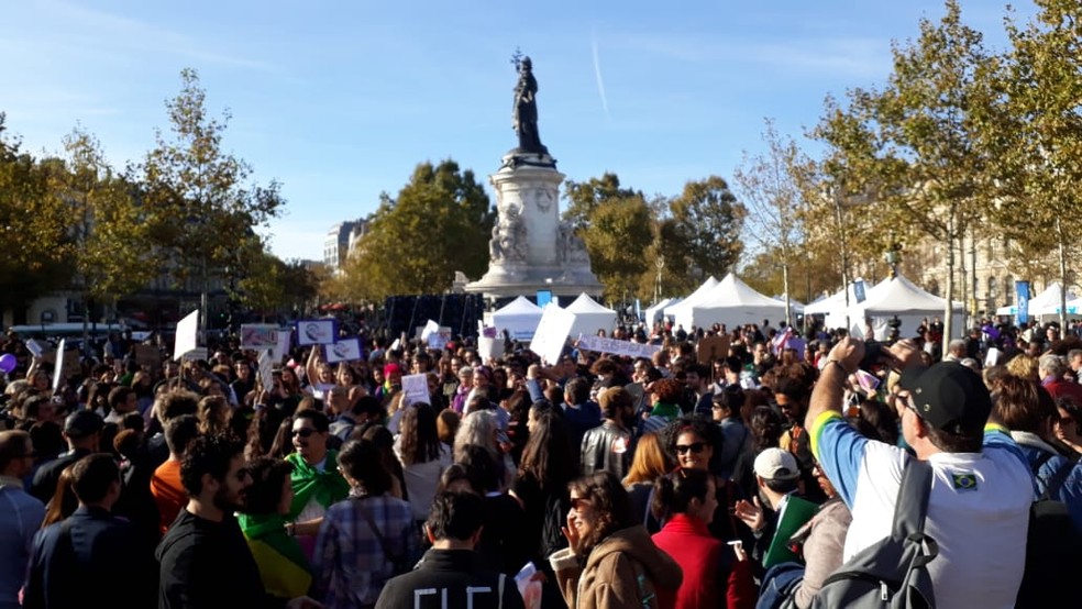 Manifestação feminista em Paris teve particiapação de brasileiros contrários à candidatura de Jair Bolsonaro — Foto: Lina Conti/G1