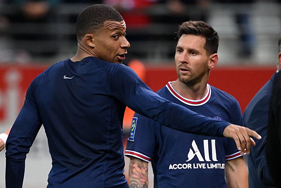 Companheiros no PSG, Messi e Mbappé dividem protagonismo, mas na Copa são estrelas à parte — Foto: FRANCK FIFE / AFP