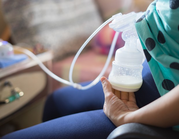 Mulher usando bomba tira-leite (Foto: Getty Images)