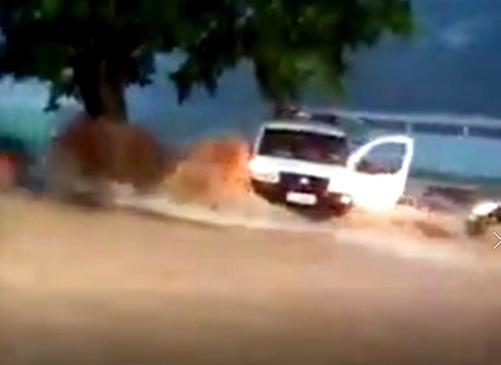 Vídeos mostram desespero de motoristas durante temporal que arrastou e matou motociclista em Barra Bonita — Foto: Arquivo pessoal