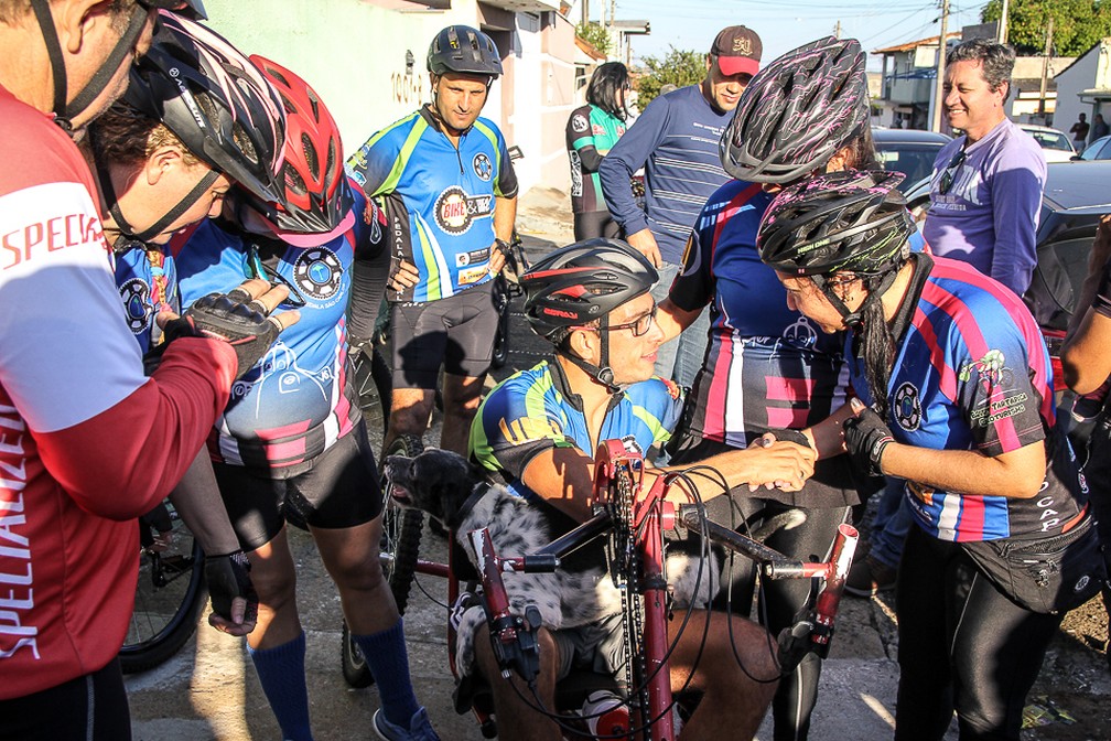 Lucas ganhou bike e acessórios dos ciclistas em São Carlos — Foto: Fabio Rodrigues/G1