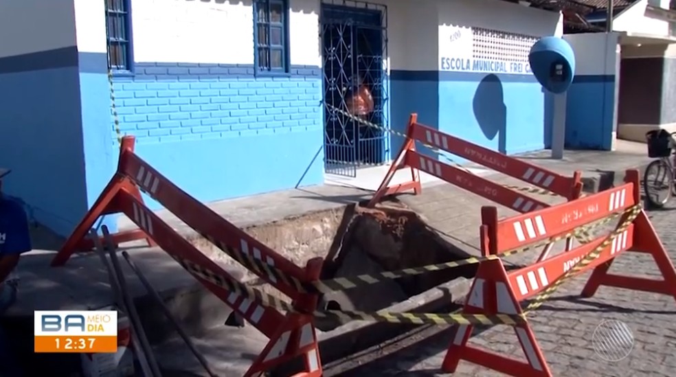 Funcionários de escola na Bahia caem em fossa na calçada da instituição após chão ceder — Foto: Reprodução/TV Santa Cruz
