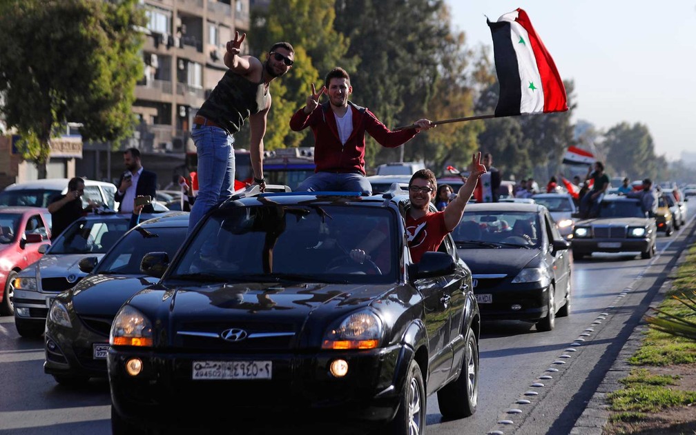 Manifestantes sírios (Foto: Hassan Ammar / AP Photo)