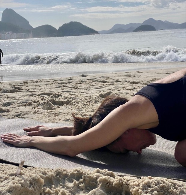 Flavia Monteiro compartilha pratica de yoga na praia e escreve