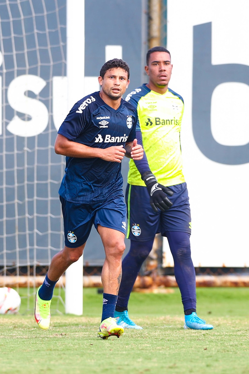 Elkeson no treino desta sexta no CT Luiz Carvalho — Foto: Lucas Uebel / Grêmio FBPA
