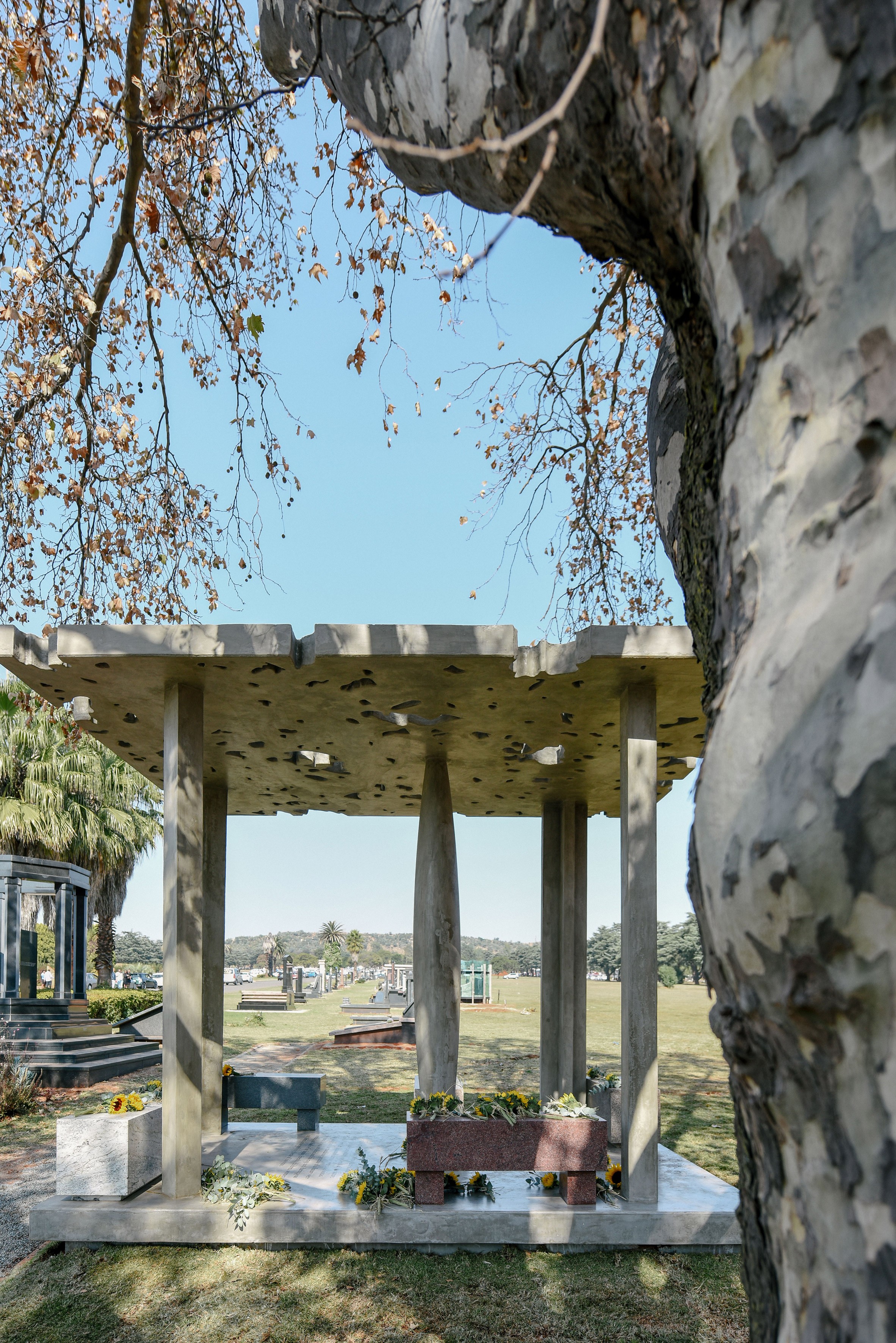 O pavilhão de concreto em Joanesburgo em homenagem ao trompetista Hugh Masekela, conhecido também como Bra Hugh (Foto: Reprodução / Alexi Portokallis)