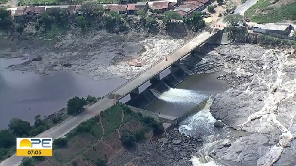 Barragem Ipanema, no município pernambucano de Águas Belas, fica na divisa com Alagoas e pode atingir milhares de alagoanos se houver o rompimento — Foto: Reprodução/TV Globo