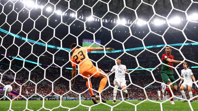 Cristiano Ronaldo quase encosta na bola de Bruno Fernandes no primeiro gol de Portugal