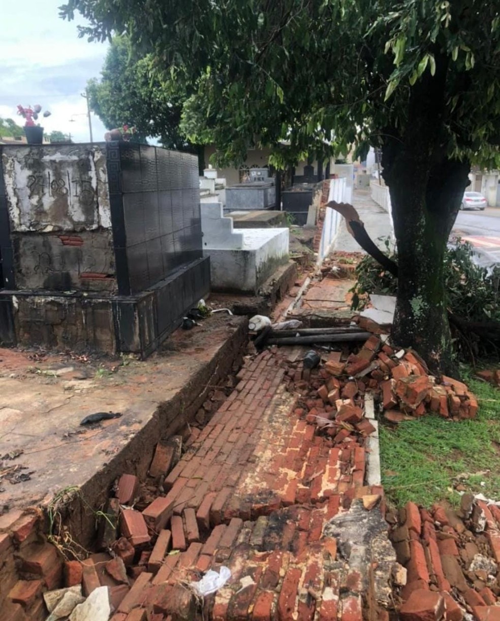 Parte do muro do cemitério São José do Avaí caiu.  — Foto: Defesa Civil/Divulgação