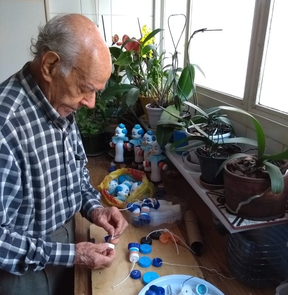 Seu João utiliza materiais recicláveis para produzir bonecos coloridos para crianças — Foto: Arquivo pessoal/Maura Regina de Carvalho