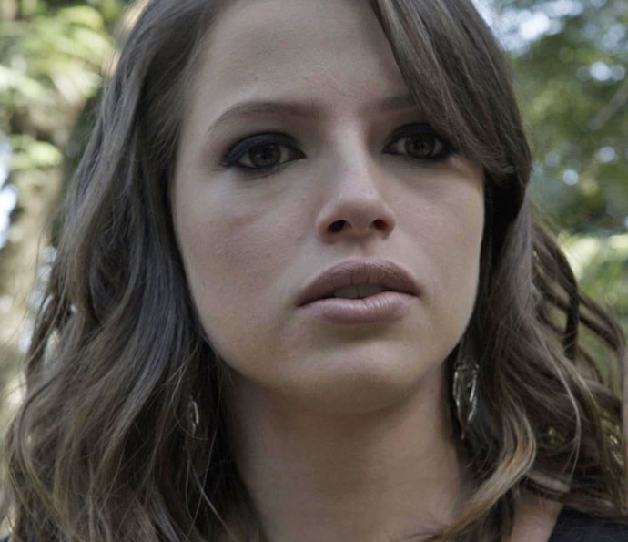 Camila descobre chalé onde Bruna está com Giovanni e é ameaçada pela advogada (Foto: TV Globo)