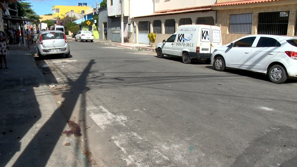 Vítimas foram baleadas na rua São Cristóvão, em Vale Encantado, Vila Velha, ES — Foto: Reprodução/TV Gazeta
