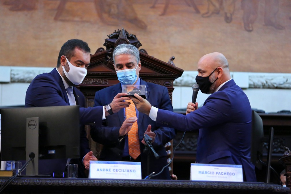 Na posse de Cláudio Castro (à esquerda), o presidente da Alerj, André Ceciliano, e o líder do governo, Márcio Pacheco — Foto: Philippe Lima/Governo do Estado/Divulgação