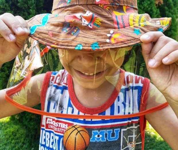 Chapéu com aba plástica removível pode ser opção para ajudar a proteger crianças pequenas do coronavírus (Foto: Divulgação/Carolina Mutton)