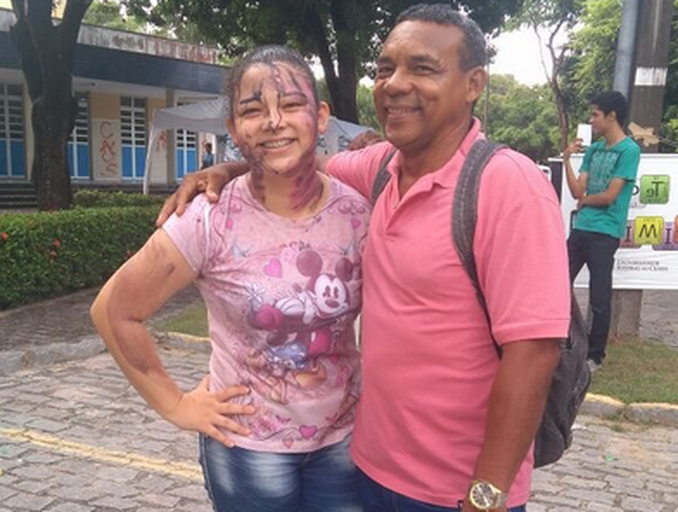 Ester de 17 anos junto com o pai João Monte durante a festa de calouros na Universidade Federal do Ceará. (Foto: Ester Ferreira Rodrigues/Arquivo Pessoal)