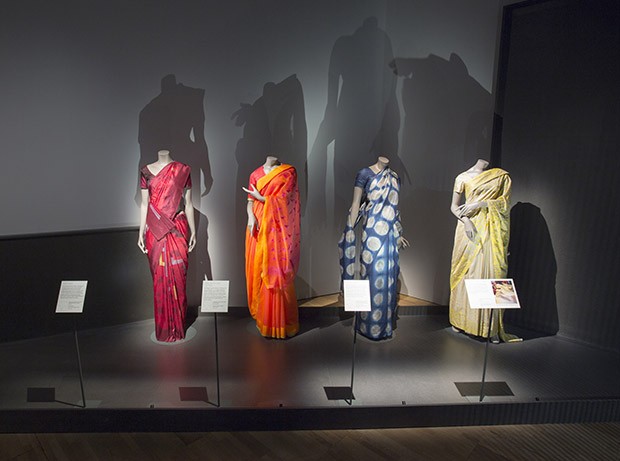 A few examples illustrating different methods of tying saris (Foto: Fabric of India Victoria & Albert Museum)
