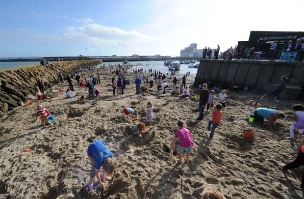 Dezenas de pessoas buscam ouro escondido em Folkestone, praia na Inglaterra (Foto: Getty Images)