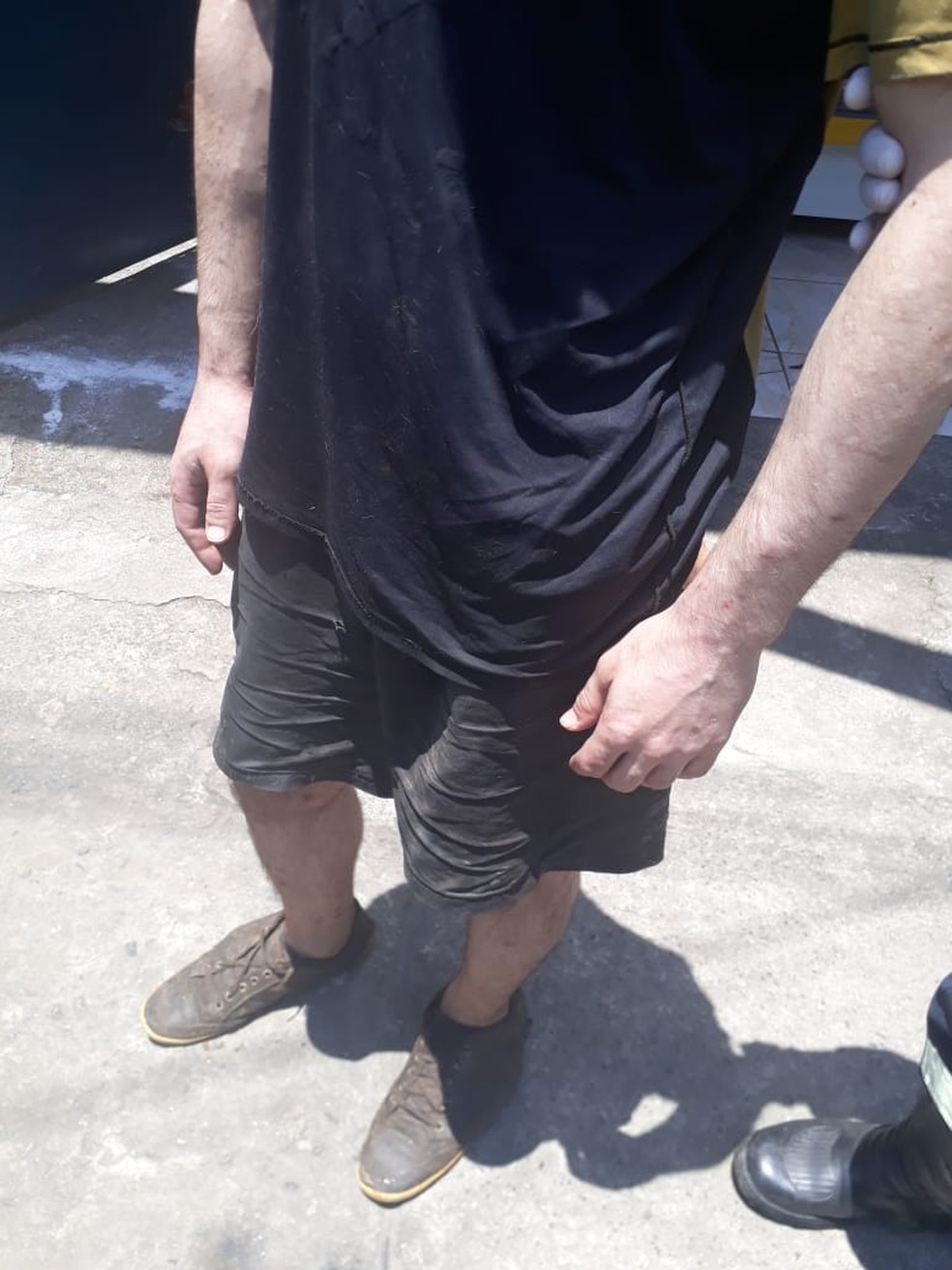 Jovem com problemas psiquiátricos é localizado sem alimentação ou banho em SP — Foto: G1 Santos