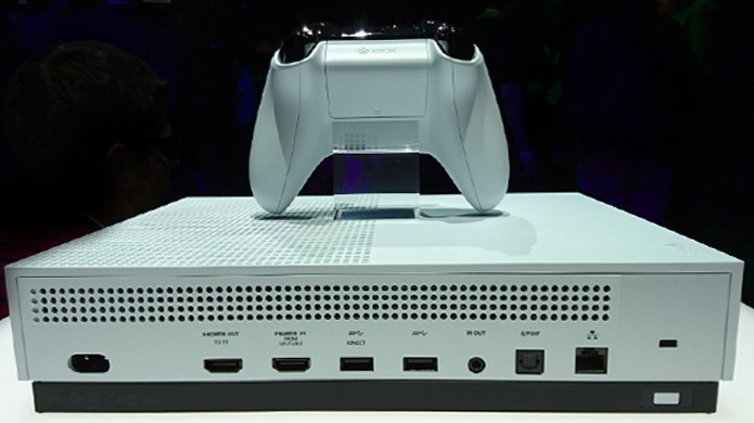 Foto da parte traseira do Xbox One S na E3 2016 revela que não há entrada para o Kinect (Foto: Reprodução/Neogaf)