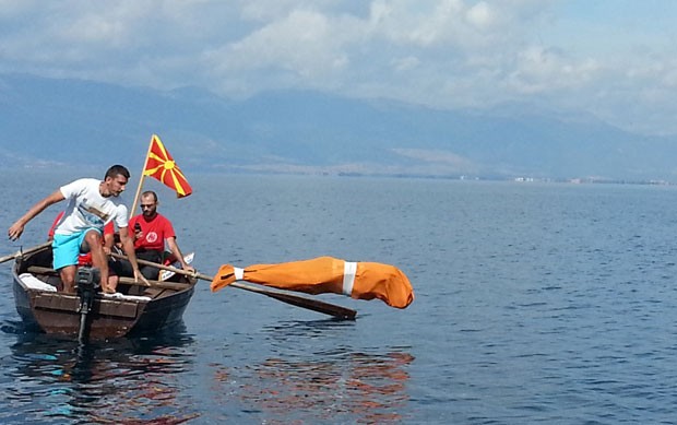  Jane Petkov, de 59 anos, nadou dois quilômetros amarrado em um saco no lago Ohrid (Foto: Stringer/AFP)