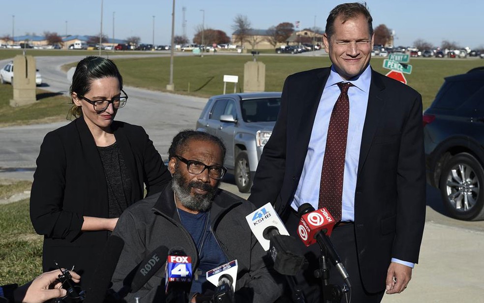 Kevin Strickland, ao centro, fala com jornalistas ao lado de seus advogados, Tricia Rojo e Robert Hoffman, após sua libertação, na terça-feira (23), em Cameron, Missouri — Foto: Rich Sugg/The Kansas City Star via AP