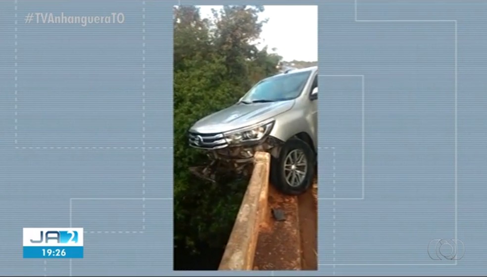 Caminhonete ficou pendurada após bater em mureta de ponte — Foto: Reprodução/TV Anhanguera