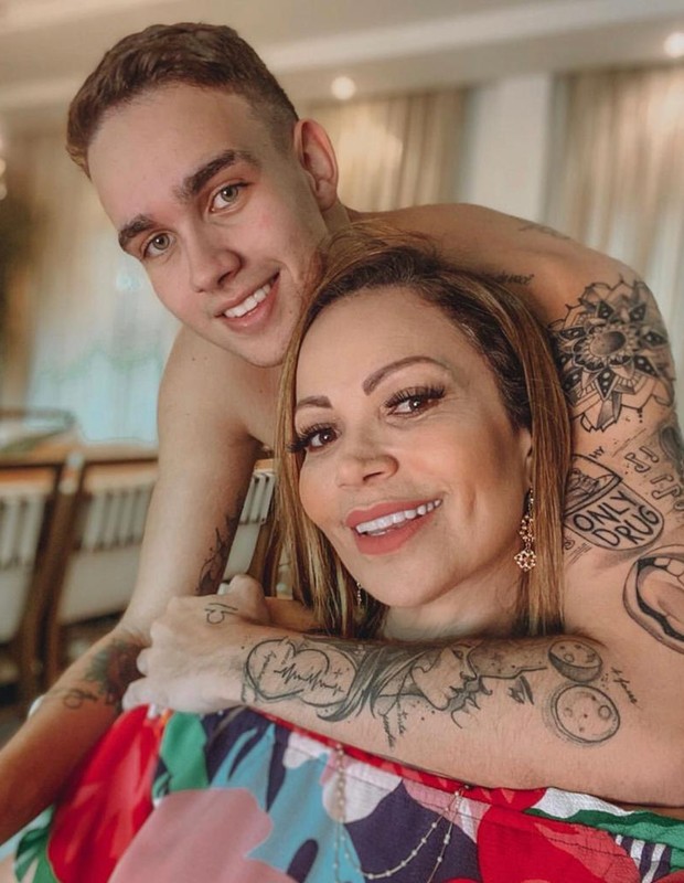 Rafael, filho de Solange Almeida, com a mãe em casa (Foto: Reprodução/Instagram)