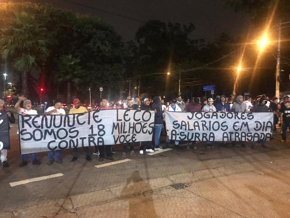 Protesto de torcedores do São Paulo na porta do Morumbi — Foto: Eduardo Rodrigues