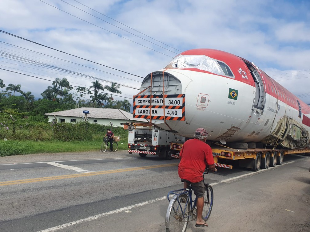 Airbus A318 foi transportado pela BR-277 até Morretes, no litoral do Paraná — Foto: Vanessa Rumor/RPC