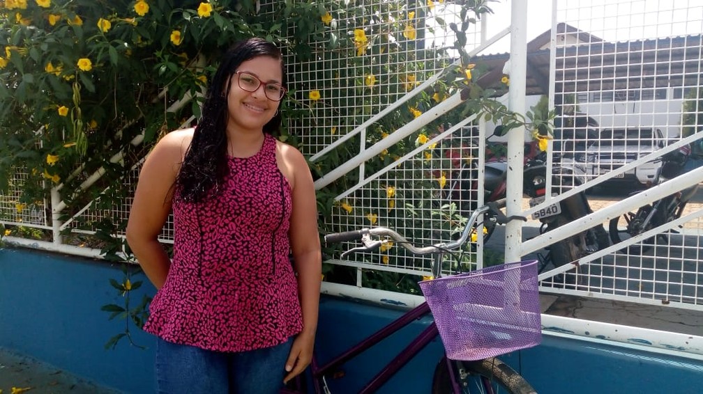 ENEM 2019 - DOMINGO (10) – PORTO VELHO (RO) - Alexandra Diessica, 21 anos. Fazendo Enem pela primeira vez, ela diz que só tinha tempo pra estudar durante a noite por causa do trabalho. Hoje ela pedalou por quase 1h pra fazer a prova. Quer cursar jornalismo. — Foto: João Antônio Alves/CBN Amazônia