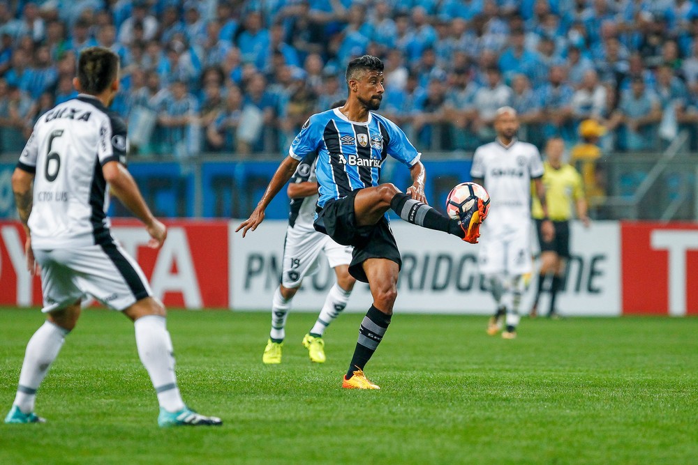 Grêmio acerta renovação de contrato com Léo Moura; veja outras negociações