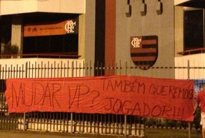 Protesto torcida do Flamengo Gávea (Foto: Globoesporte.com) Protesto torcida do Flamengo Gávea (Foto: Globoesporte.com)
