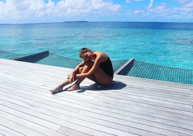 Carol Dias relaxa em paisagem paradisíaca (Foto: Reprodução/Instagram)