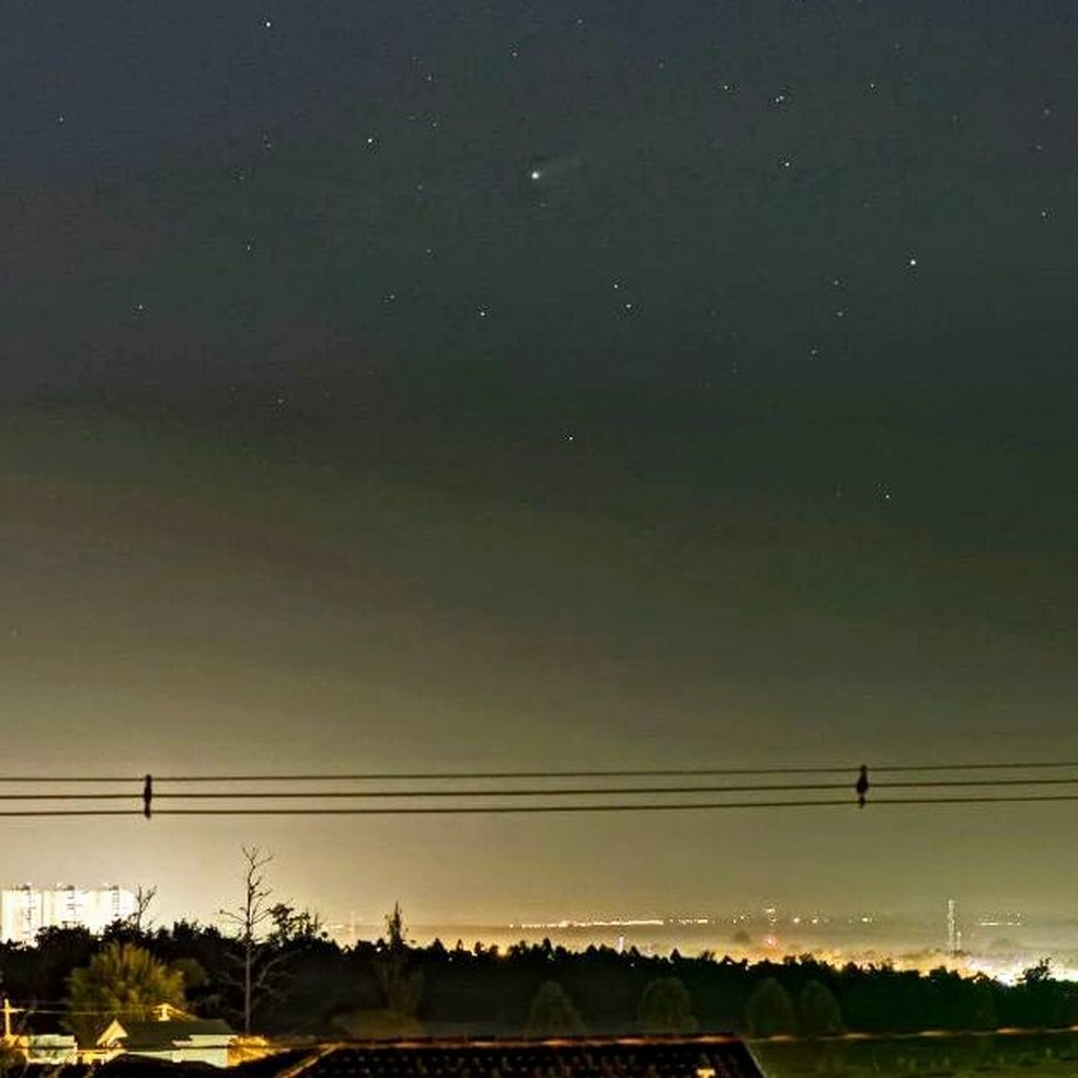 C&eacute;sar Negreiros avistou o cometa Neowise, em tom esverdeado, passando sobre o c&eacute;u de Campinas &mdash; Foto: C&eacute;sar Negreiros