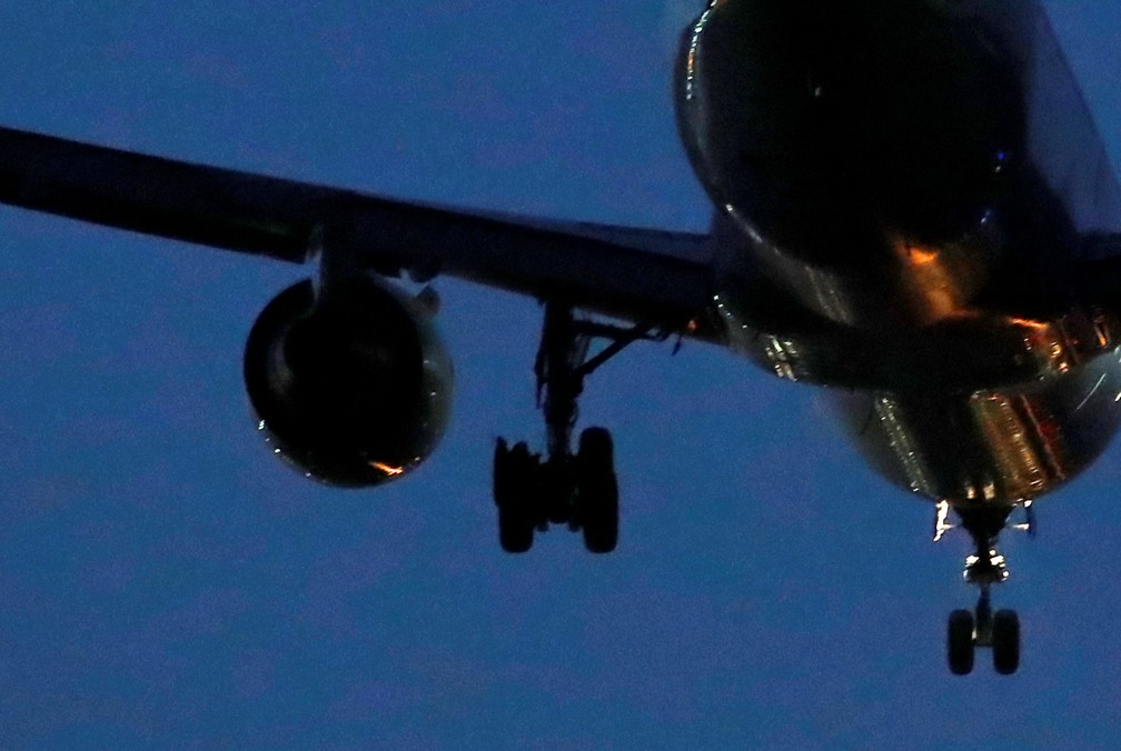 Resultado de imagem para IMAGENS AVIAO DE AIR CANADA EM MADRI"