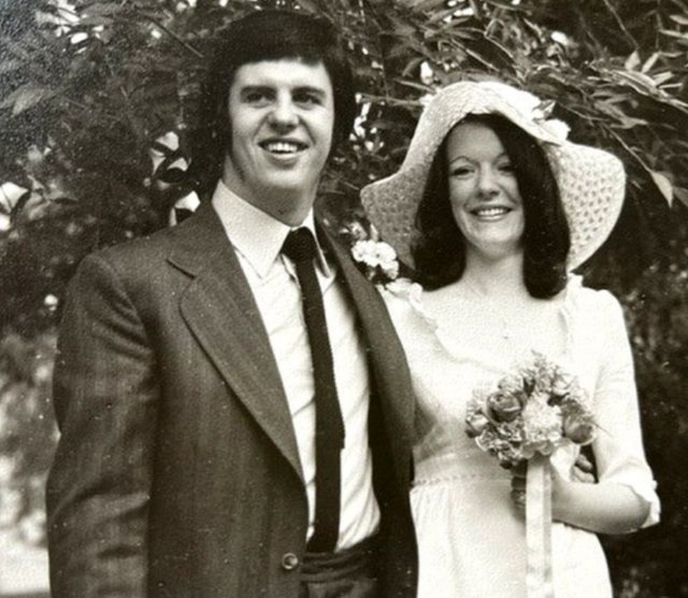 Jim e Margaret Mitchell no dia do casamento há 50 anos — Foto: MARGARET MITCHELL/via BBC