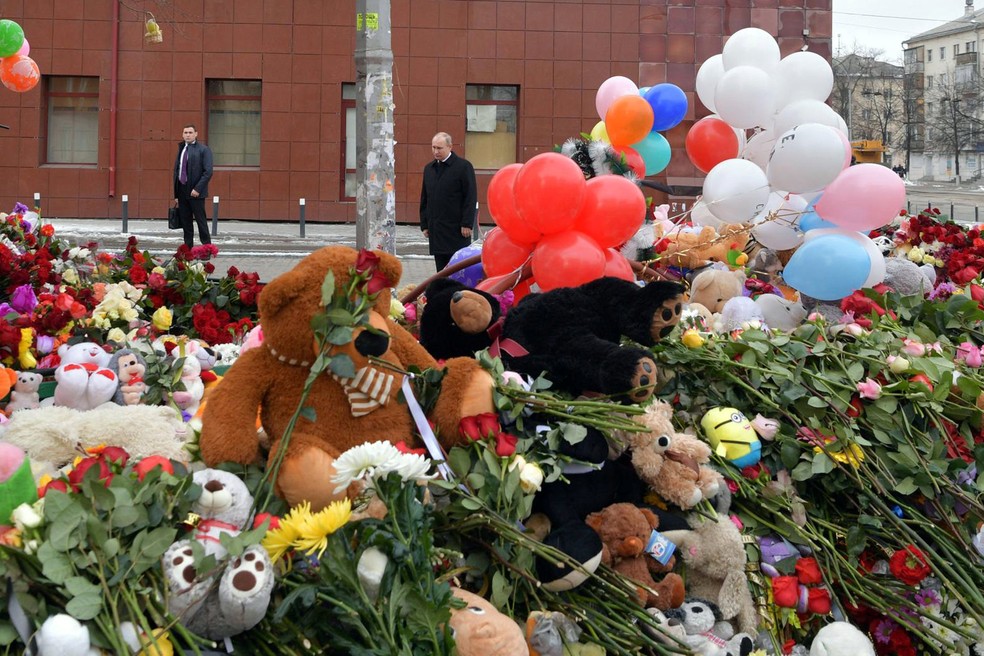 O presidente russo Vladimir Putin visita memorial em frente ao shopping onde mais de 60 morreram em um incêndio, a maioria crianças (Foto: Alexei Druzhinin/Kremlin/Reuters)